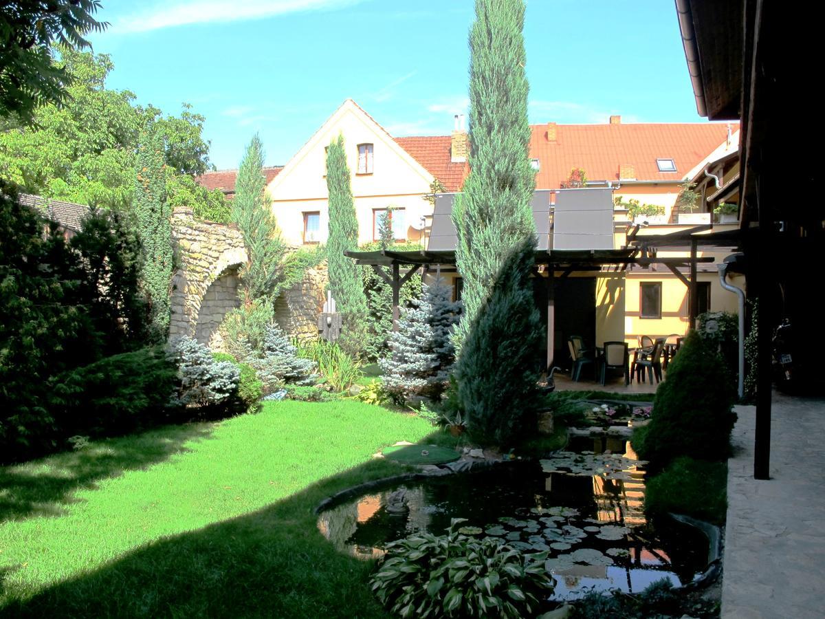 Hotel U Lisky Hostka  Exterior foto