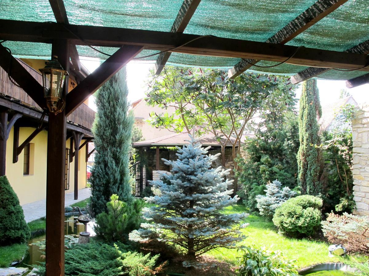 Hotel U Lisky Hostka  Exterior foto